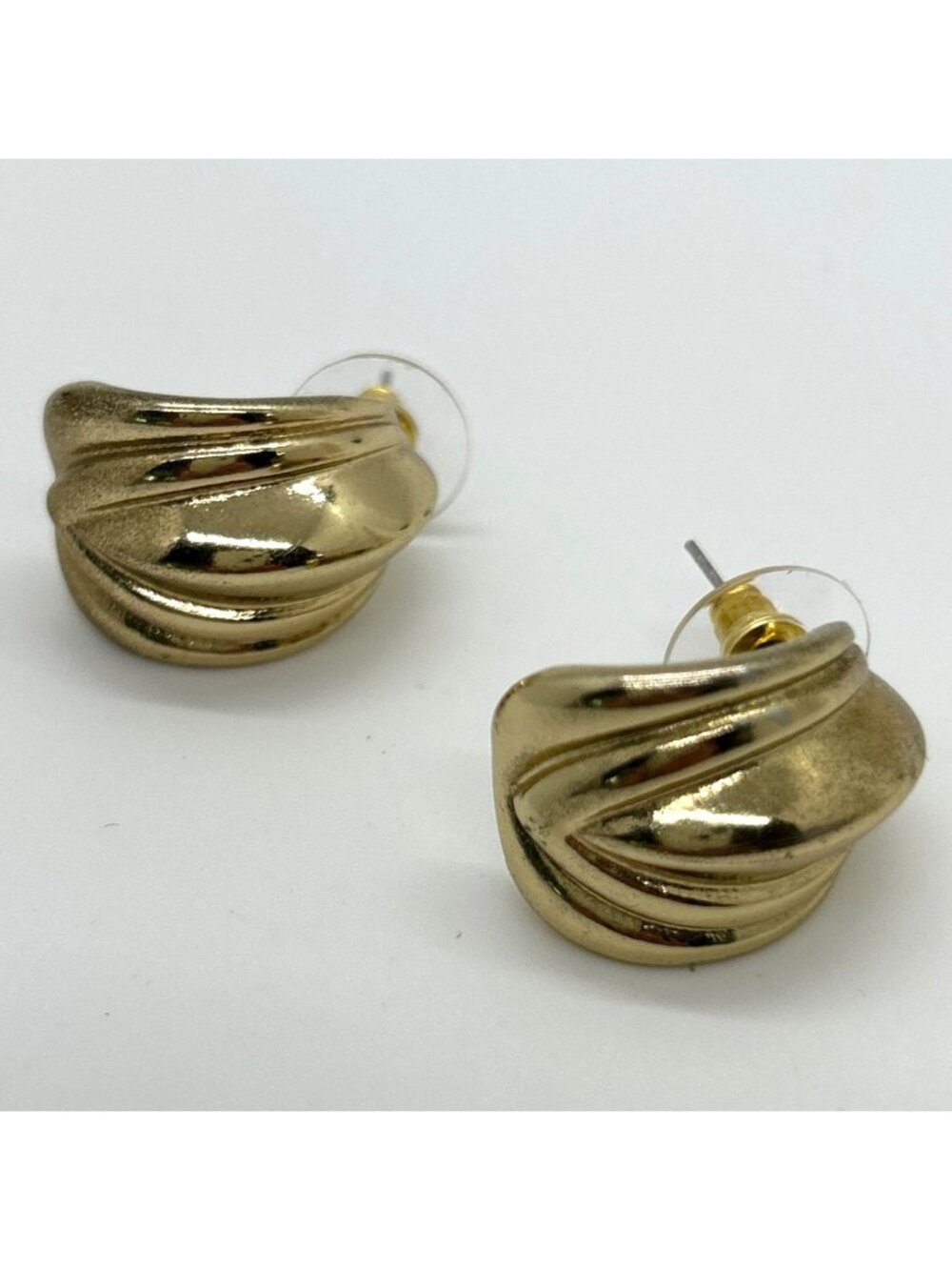 Vintage 1980s Gold Tone Earrings Ribbed Shell Swirl Wave Statement Pierced Post